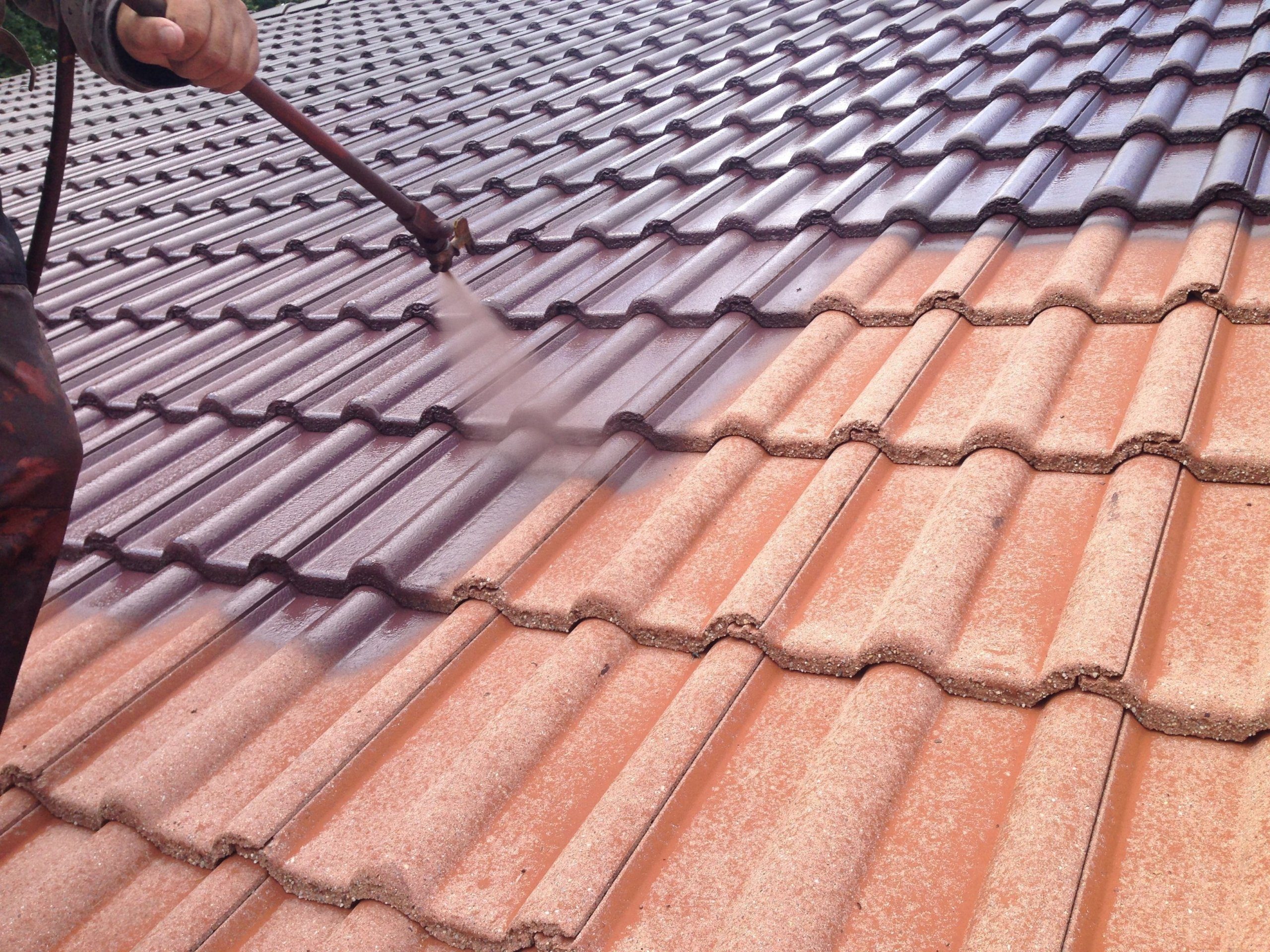 dach-beschichten-mit-airless-sprühgerät-in-der-farbe-anthrazit-scaled